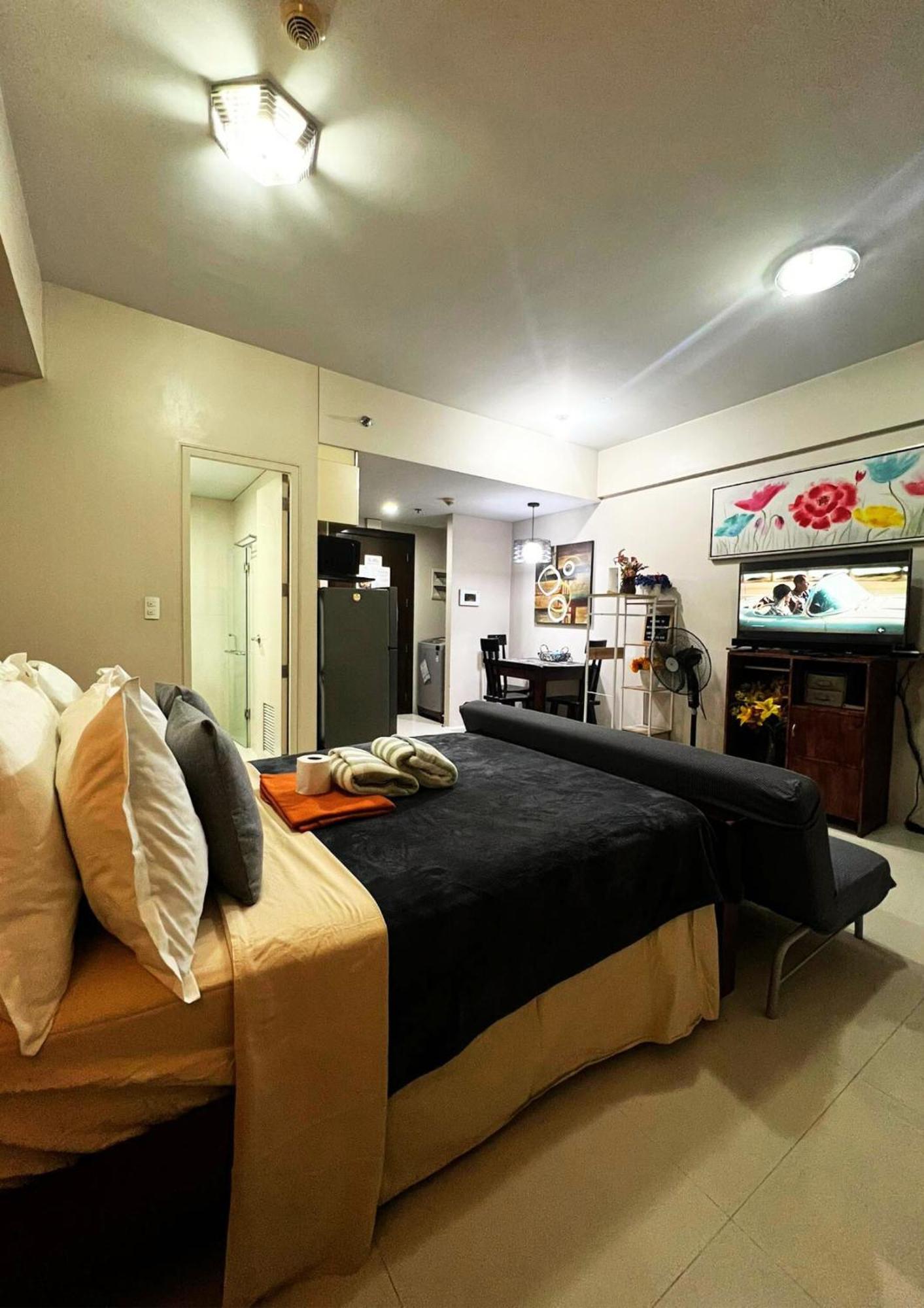 One Palm Tree Villas Condominium - Studio 7Th Fl With Balcony - Across Terminal 3 Airport Пасай Екстериор снимка