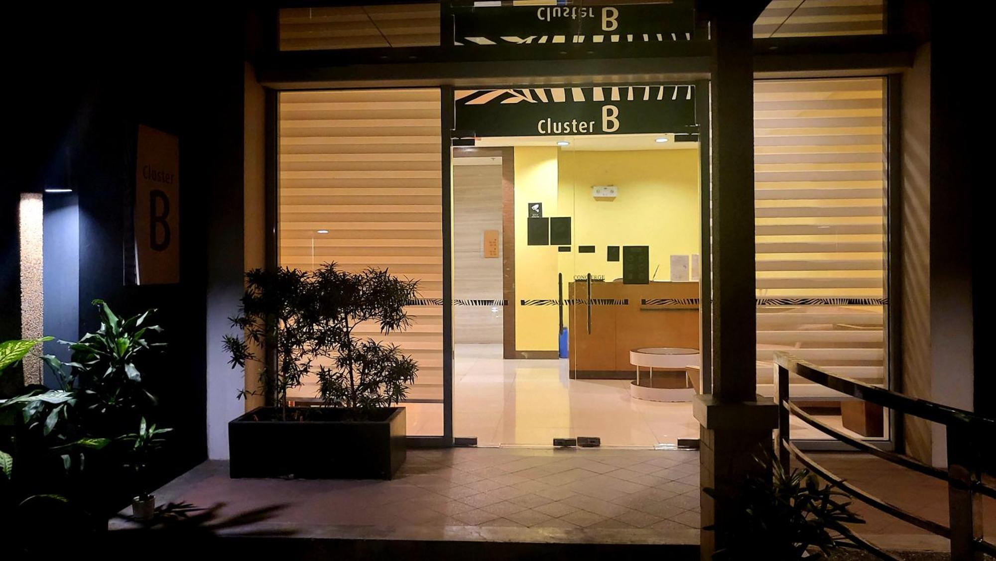 One Palm Tree Villas Condominium - Studio 7Th Fl With Balcony - Across Terminal 3 Airport Пасай Екстериор снимка