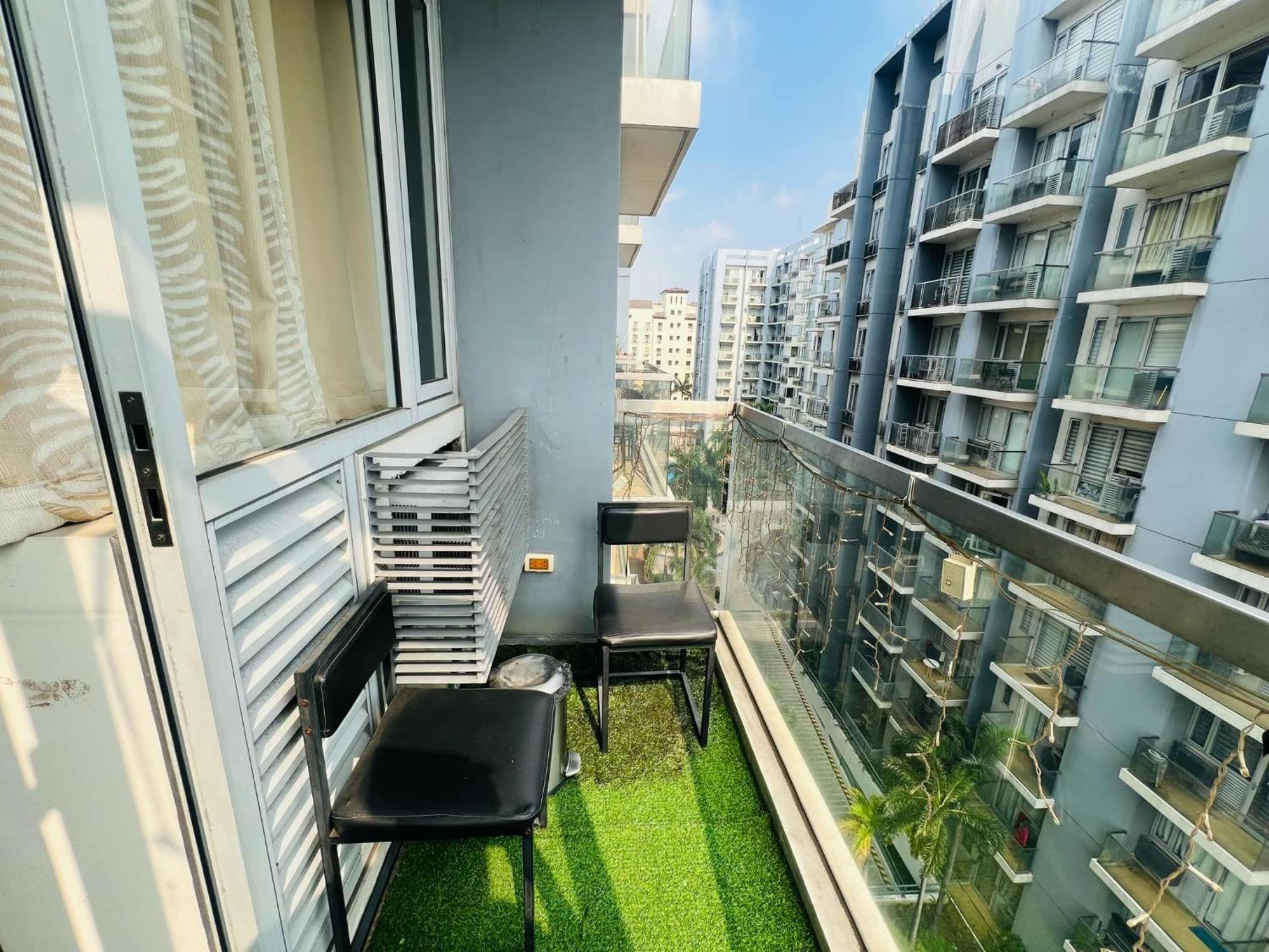 One Palm Tree Villas Condominium - Studio 7Th Fl With Balcony - Across Terminal 3 Airport Пасай Екстериор снимка