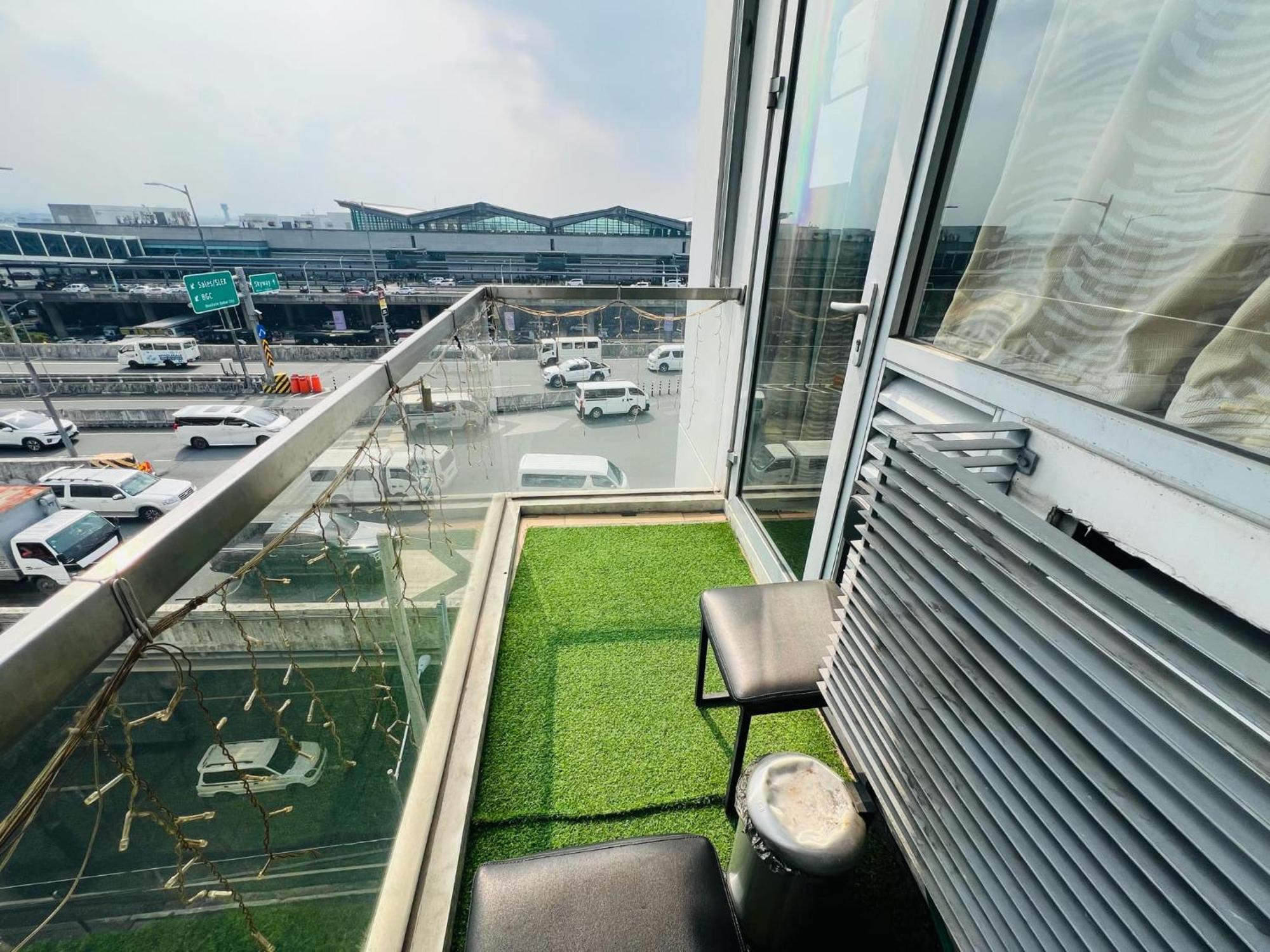 One Palm Tree Villas Condominium - Studio 7Th Fl With Balcony - Across Terminal 3 Airport Пасай Екстериор снимка