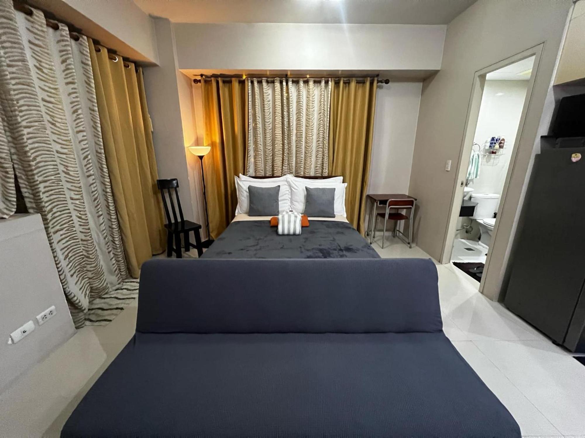 One Palm Tree Villas Condominium - Studio 7Th Fl With Balcony - Across Terminal 3 Airport Пасай Екстериор снимка